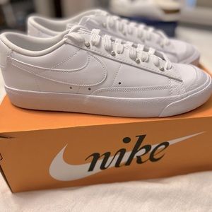 NIKE NIB Blazer Low '77 SE pearl-embellished leather sneakers